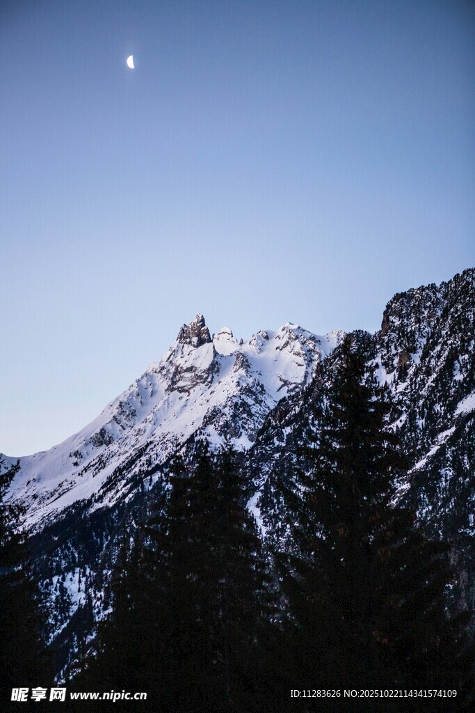 雪山月夜美景