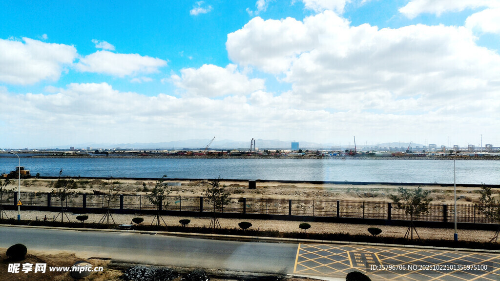 海边马路蓝天白云