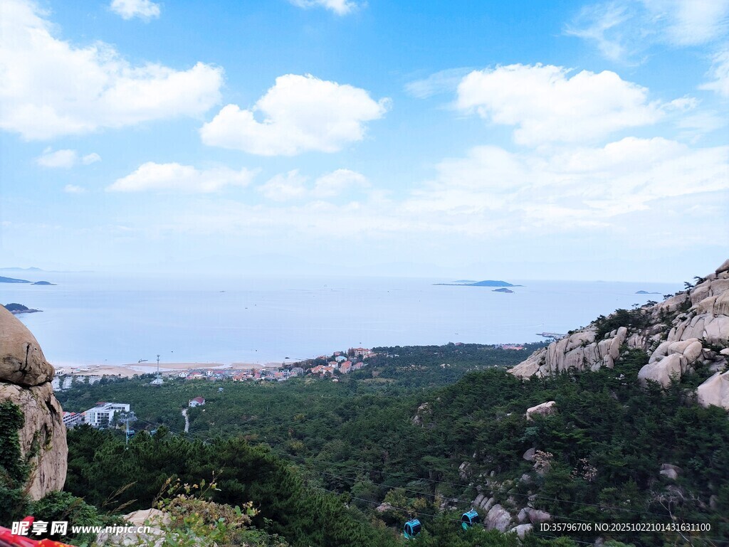 山巅远眺碧海蓝天美景