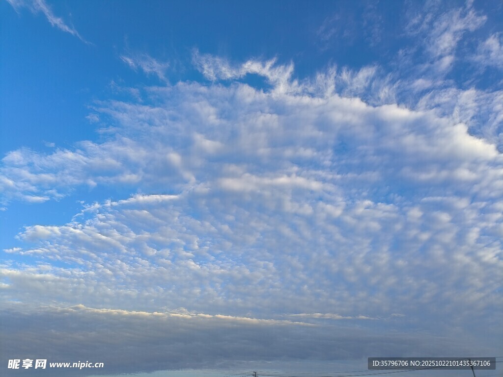 蓝天飘絮状白云