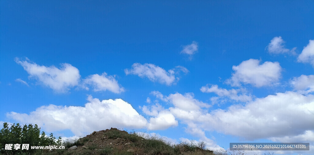 蓝天白云下的秀丽山丘