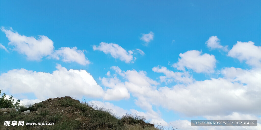 蓝天白云下的山丘景色