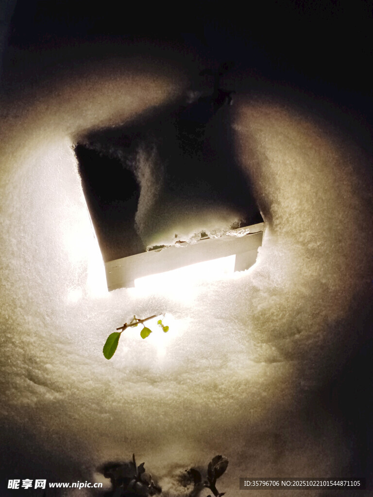 雪地中的发光小屋