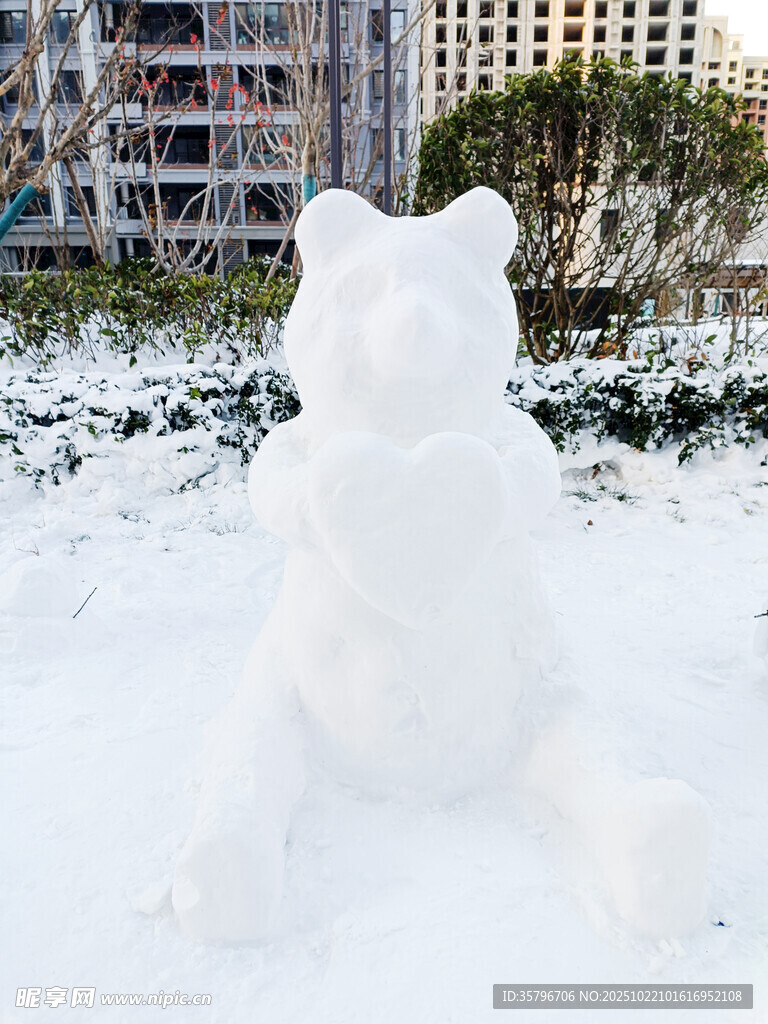 雪地中的可爱熊雪人雕塑