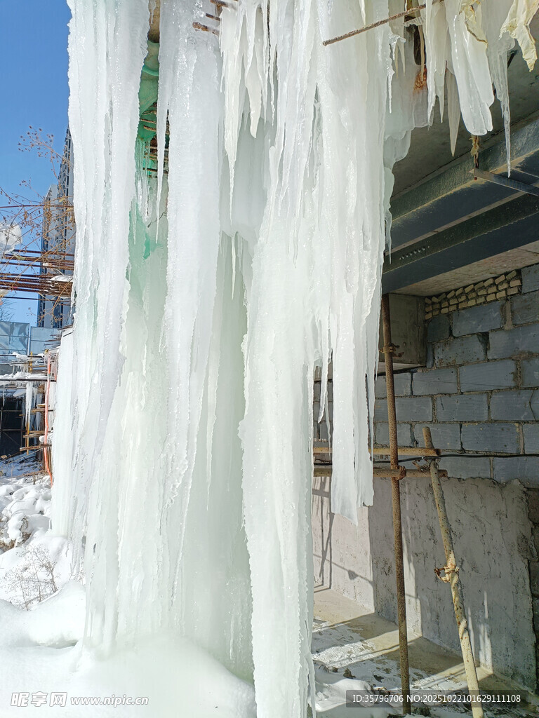建筑旁壮观的冰凌景观