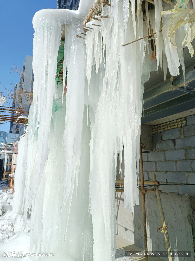 屋檐下壮观的冰凌景观