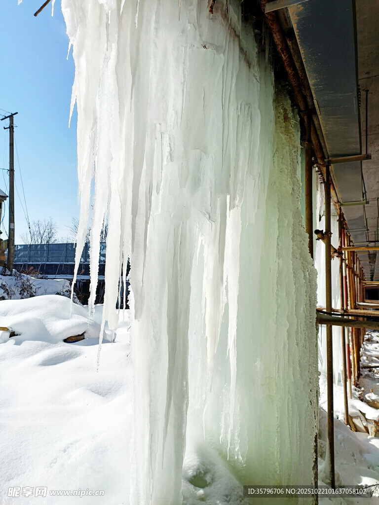 屋檐下壮观的冰凌景观
