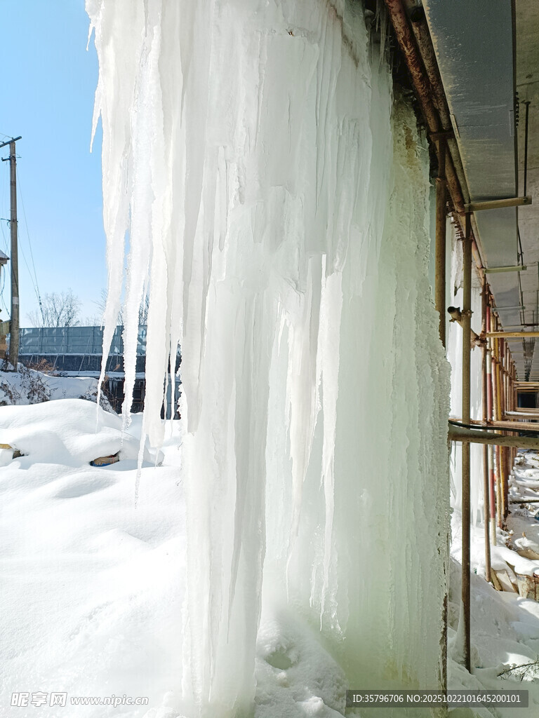 屋檐下壮观的冰凌景观