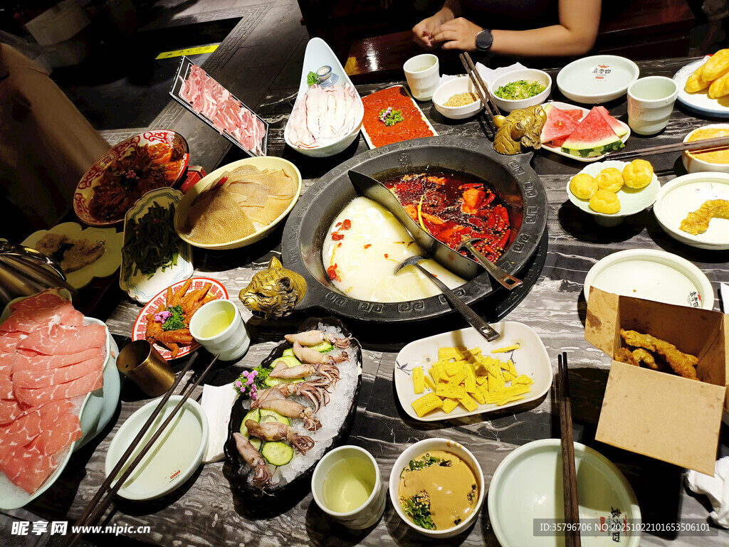 丰盛火锅美食聚餐场景