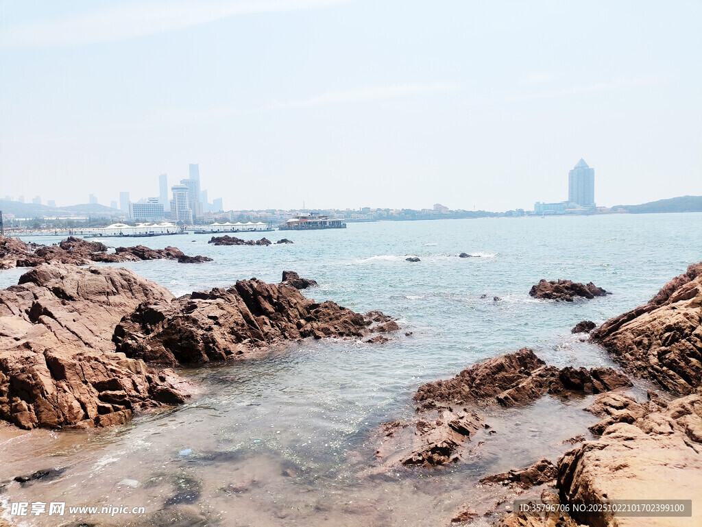 海边礁石与远处城市景观