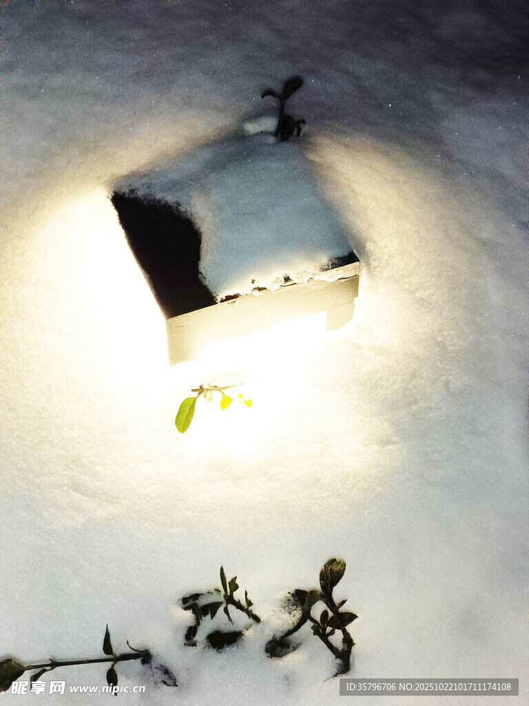 雪地中发光的小屋