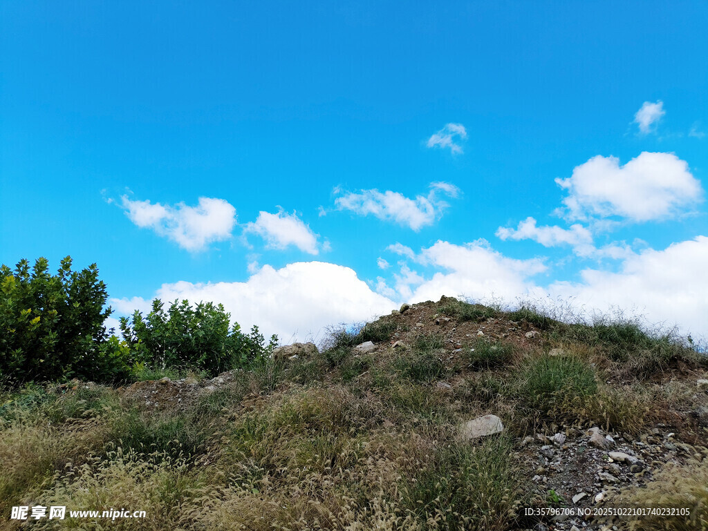 蓝天白云下的山野风光