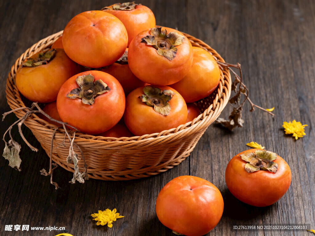 竹篮中的饱满新鲜柿子