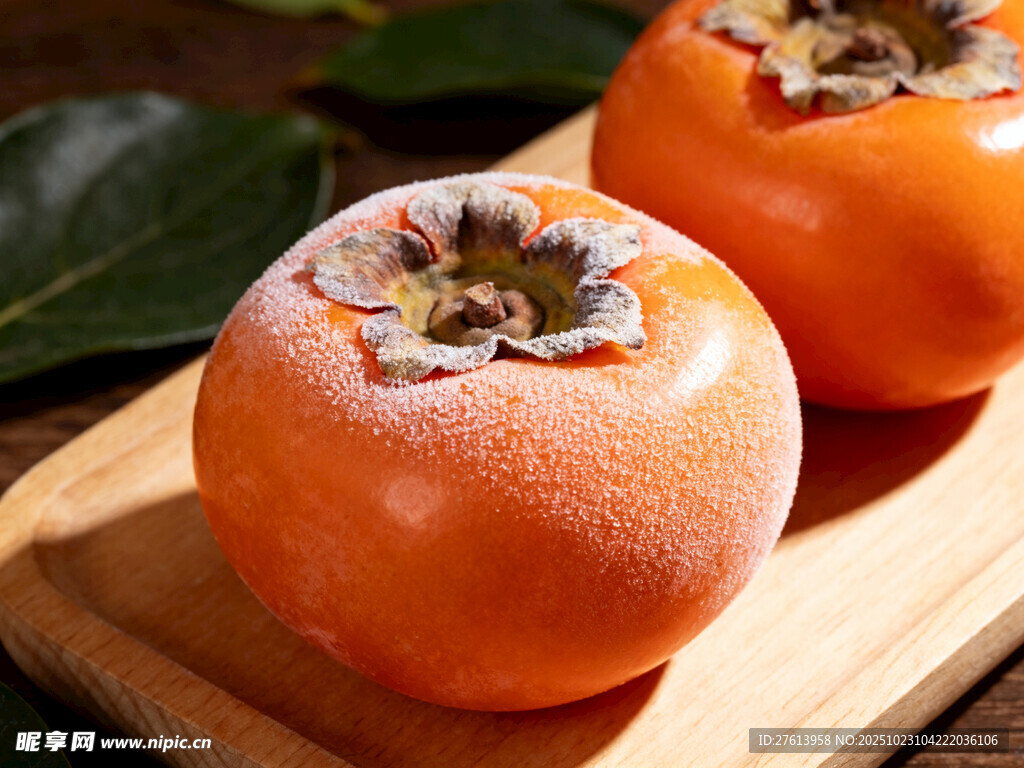 木盘上的新鲜柿子