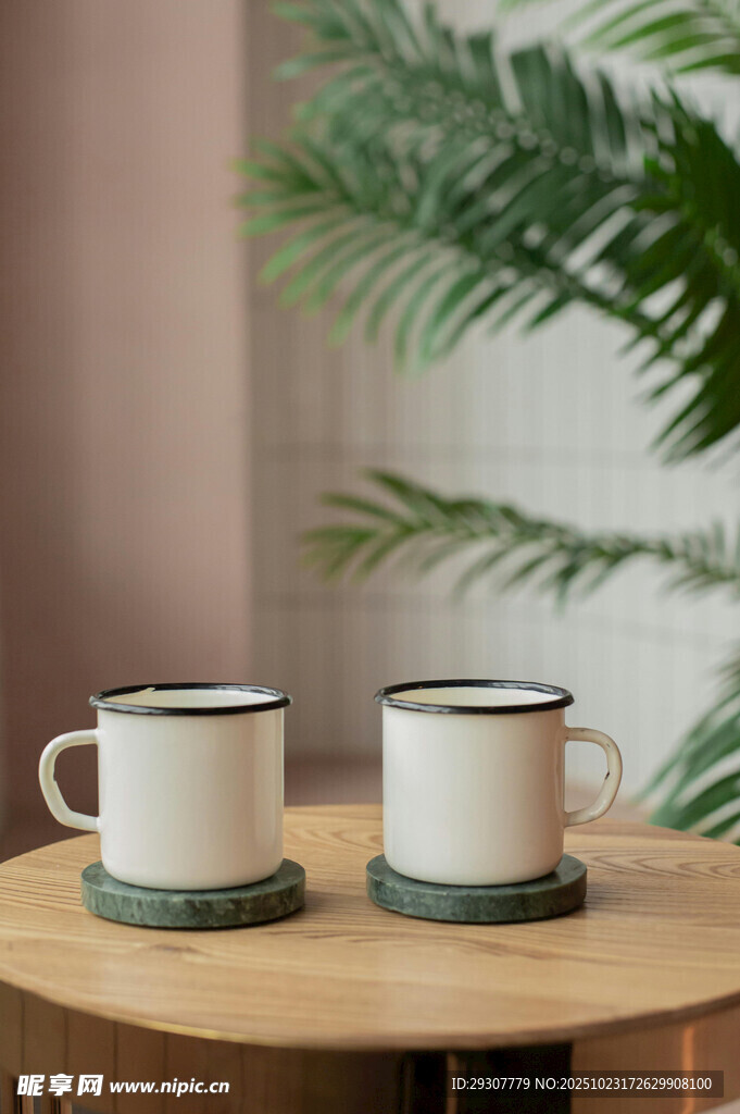 木质桌上的简约白色马克杯