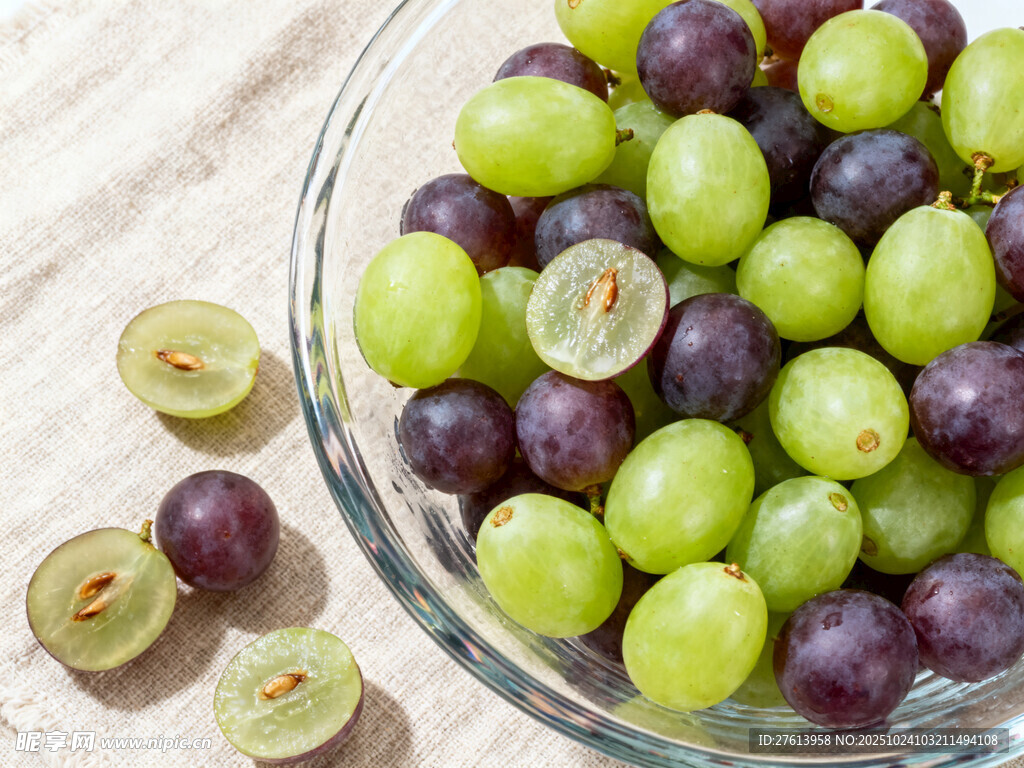 玻璃碗中的紫绿葡萄
