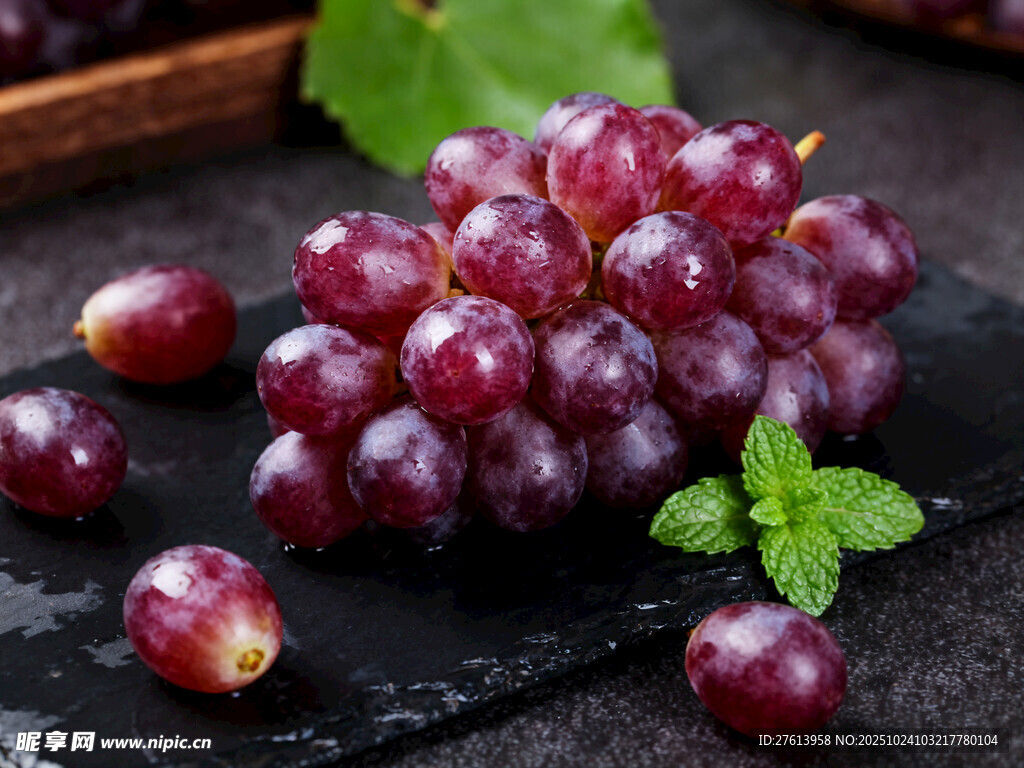 紫葡萄配绿叶