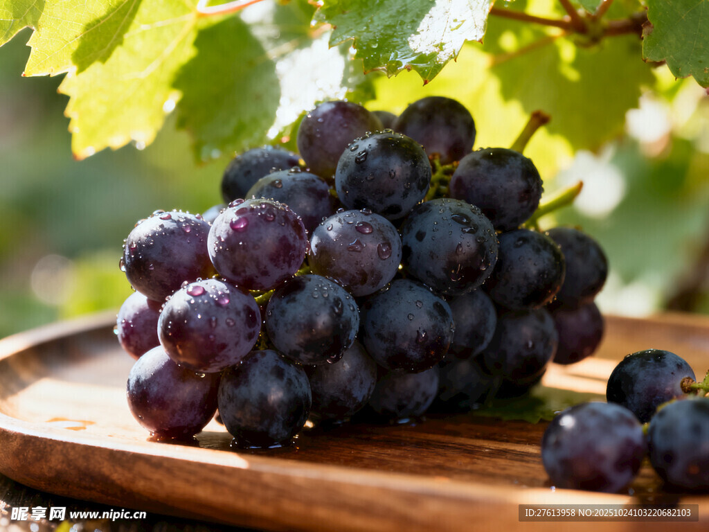 木盘上的紫葡萄
