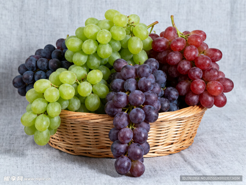 篮子里多彩新鲜的葡萄