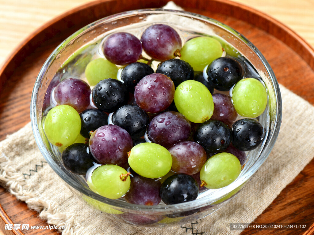 碗中多彩葡萄
