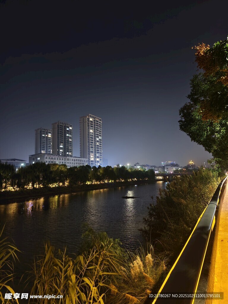 城市河畔夜景风光