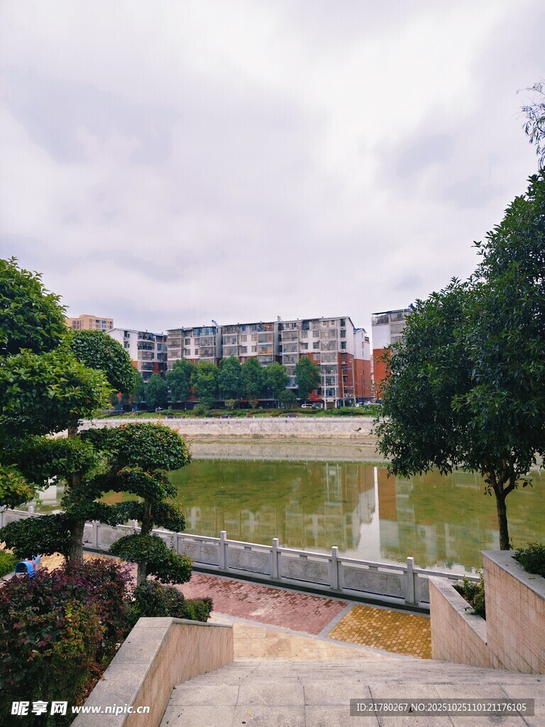 湖畔园林景致