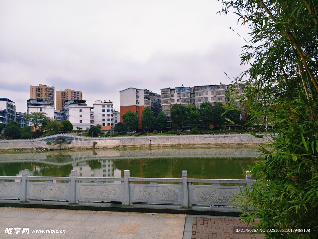 城市湖边景致