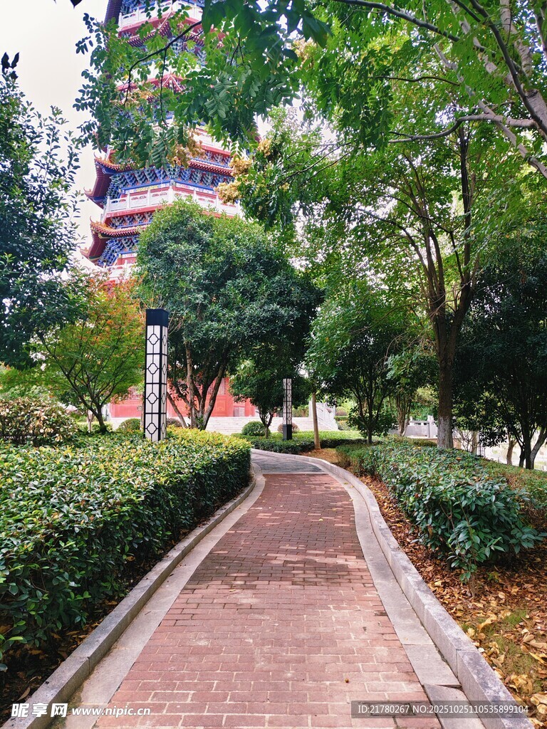 园林小径旁的中式塔楼