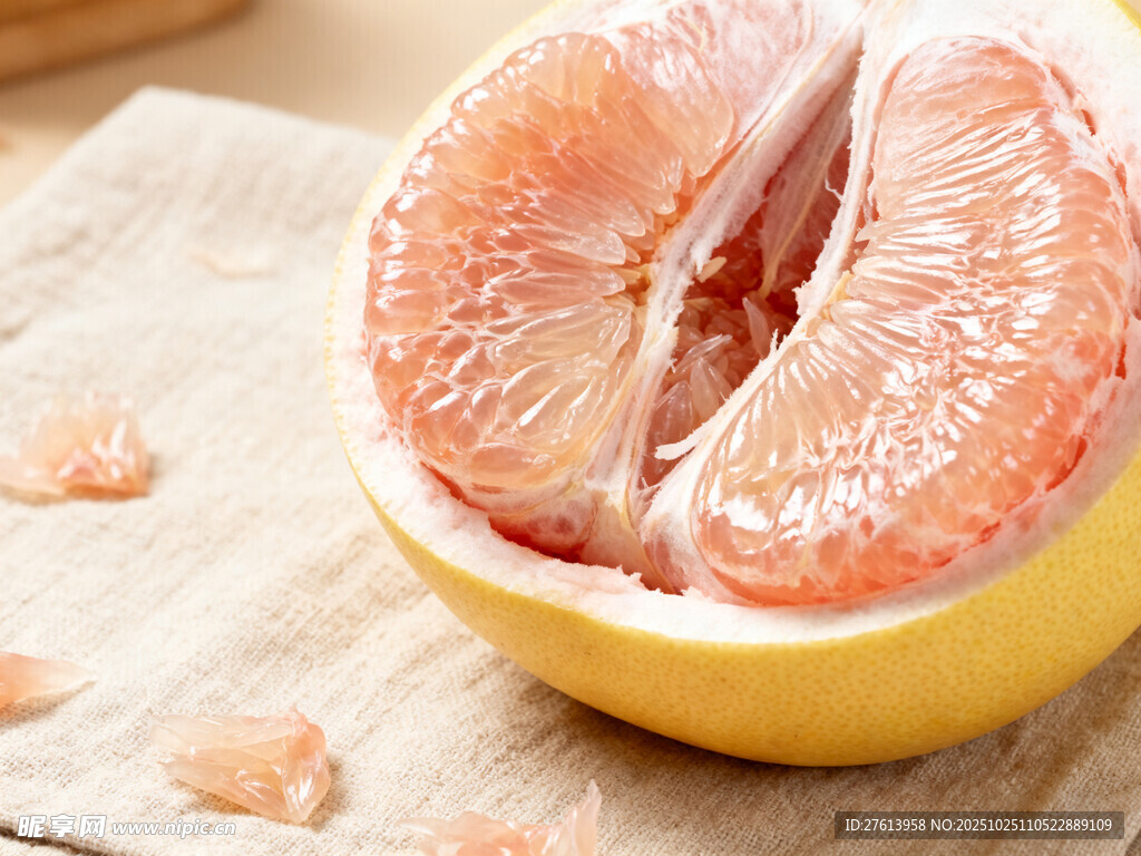 切开的新鲜粉红葡萄柚
