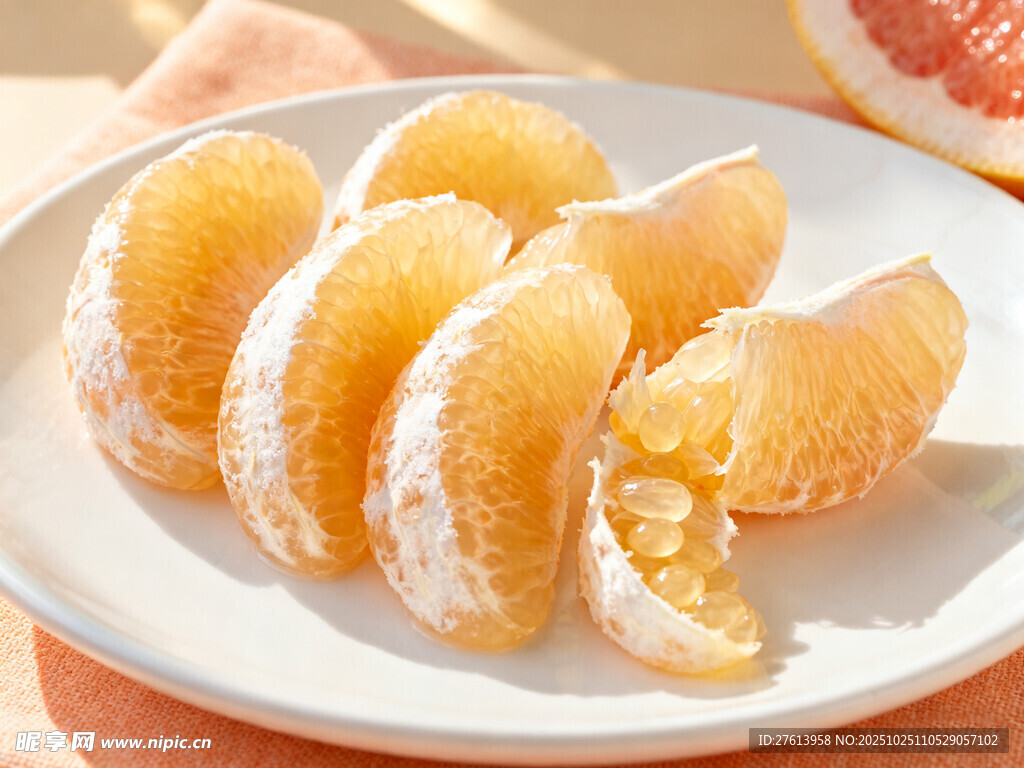 新鲜去皮柚子果肉摆盘
