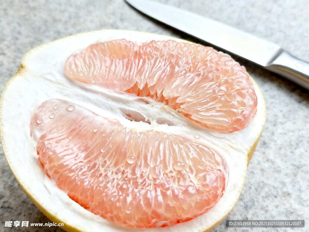 切开的粉红柚子果肉