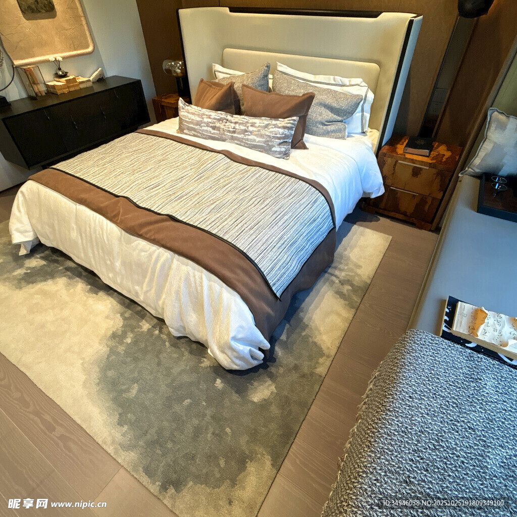 现代简约风格卧室床铺展示