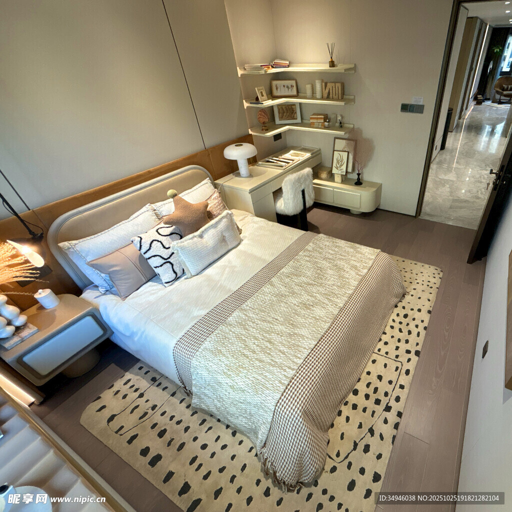 现代简约风格温馨卧室空间