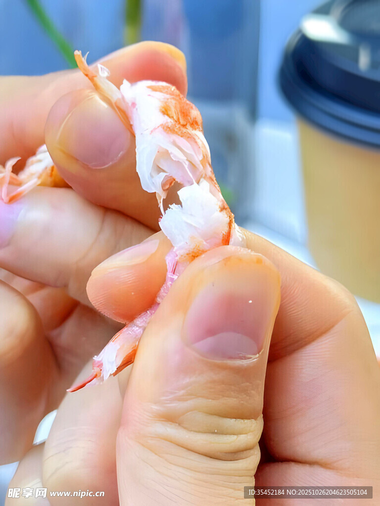 手剥鲜虾