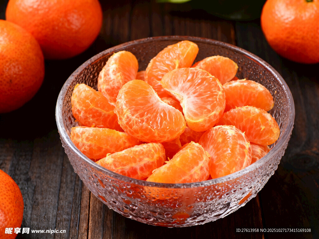 玻璃碗中的橘子