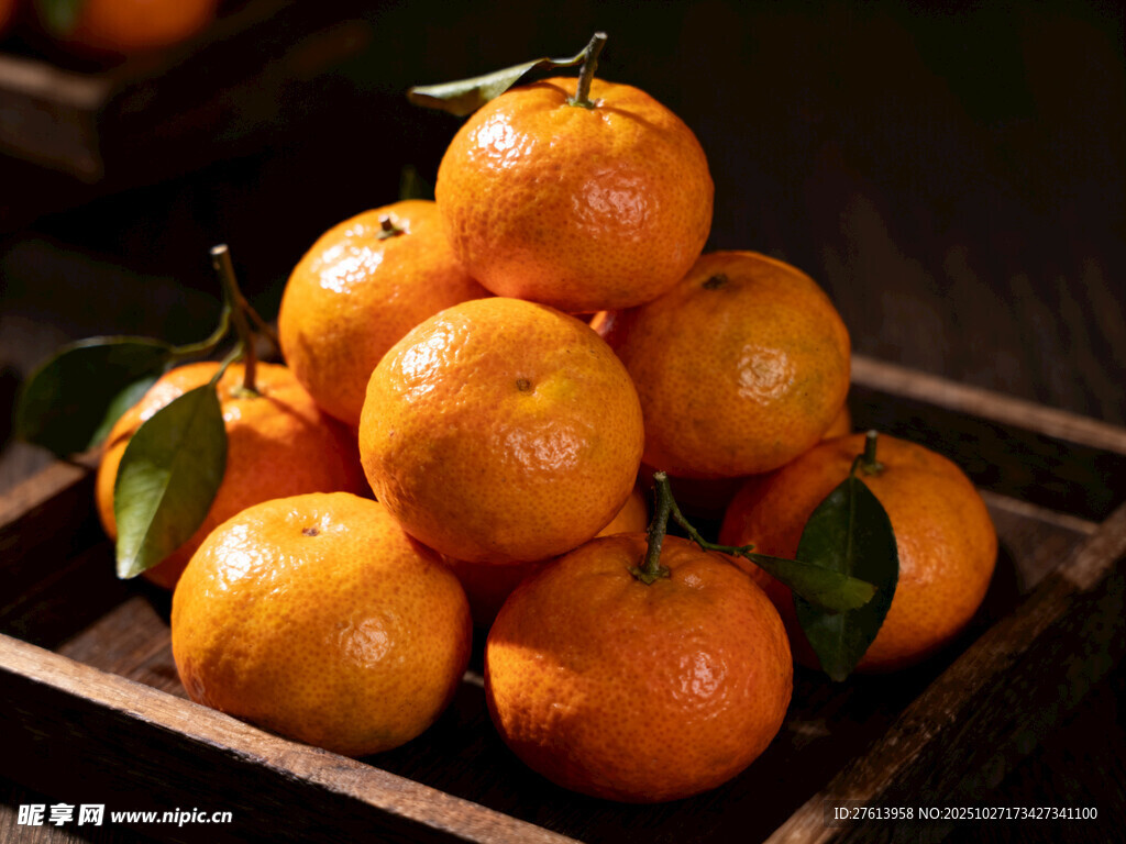木盘上的橘子