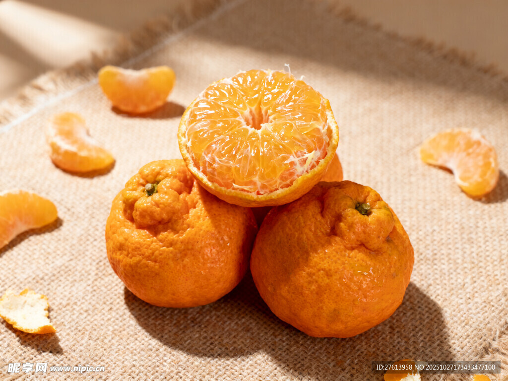 剥开的橘子