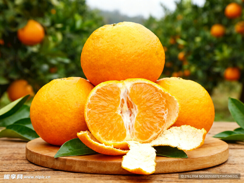 橙子堆叠在木盘上