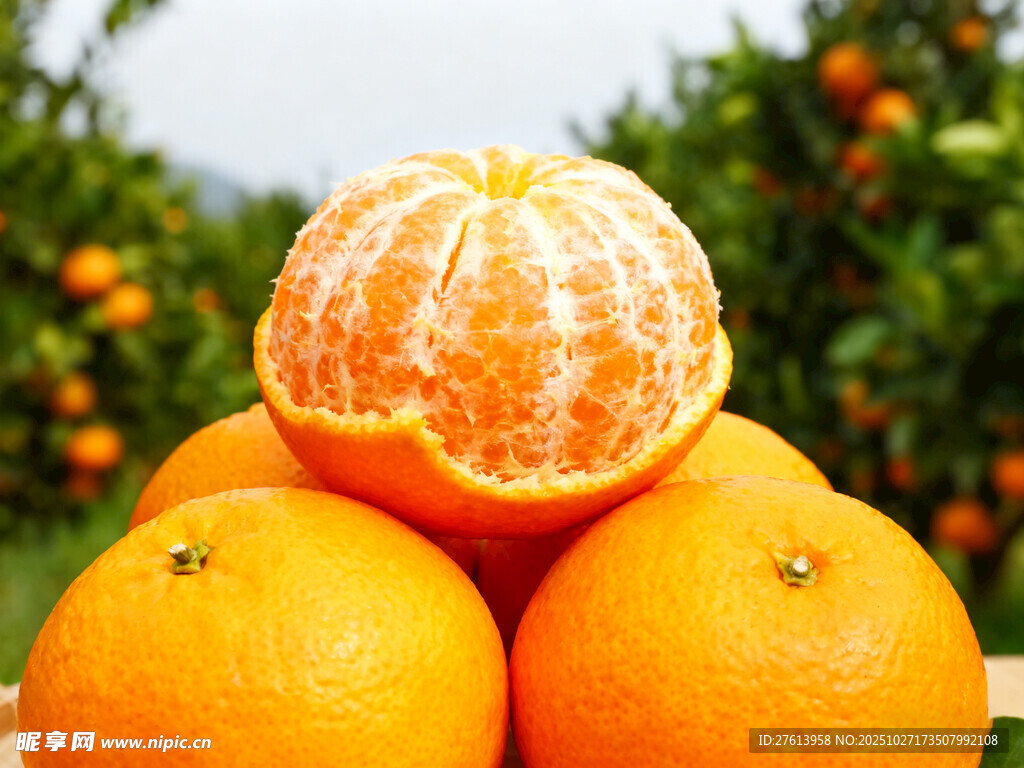 堆叠剥开的橘子