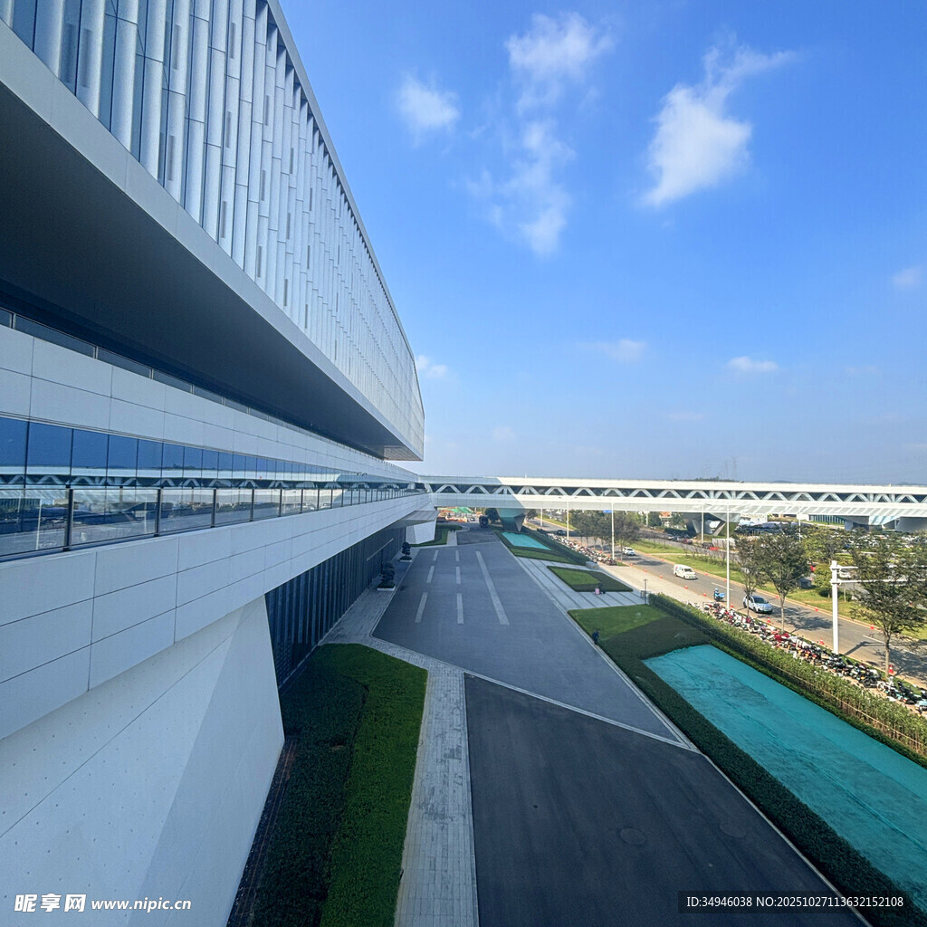 现代风格宏伟建筑外观