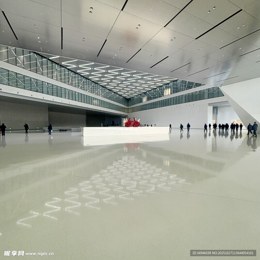 现代宽敞的室内公共空间