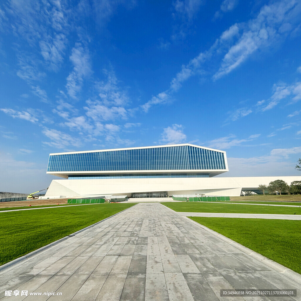 现代建筑前的开阔景观道