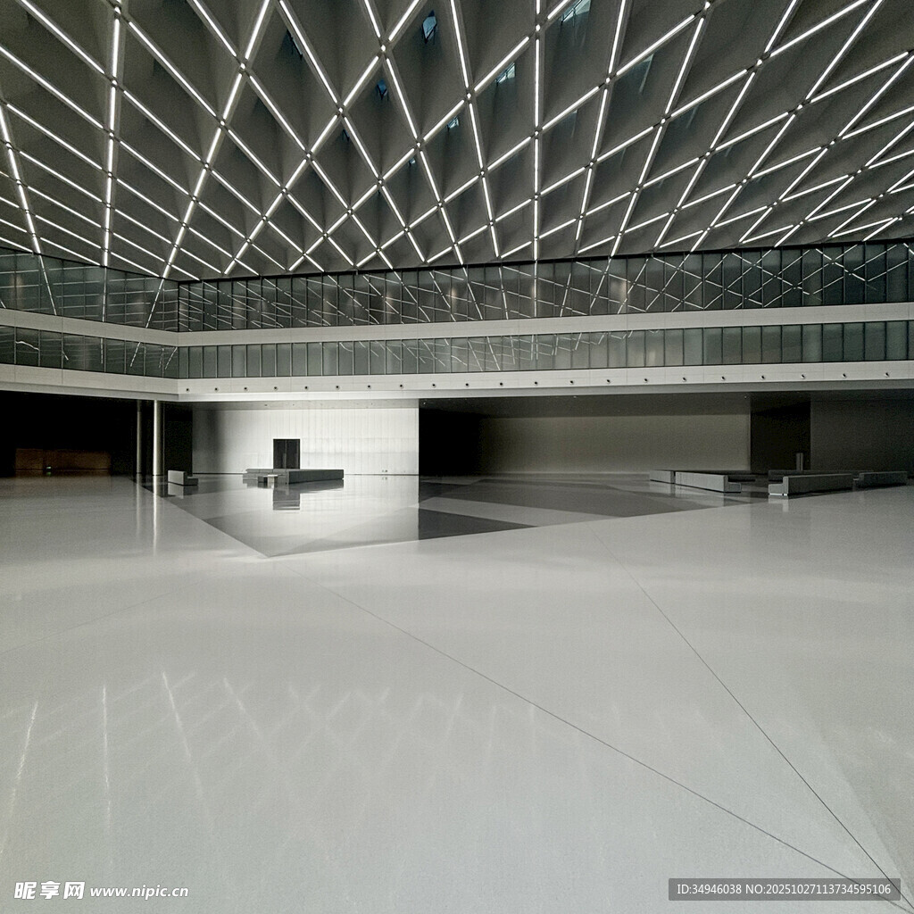 现代简约风格的空旷室内空间