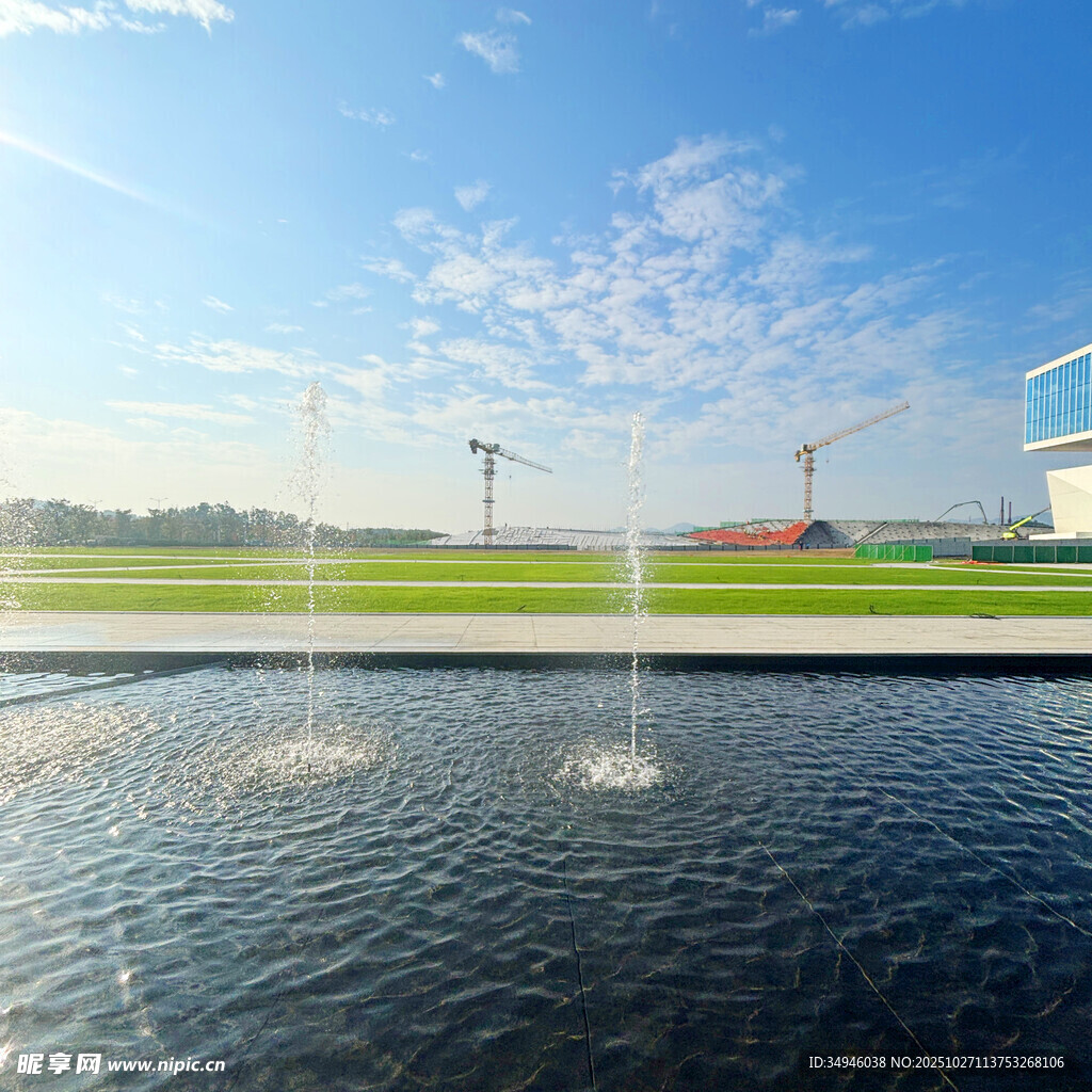 户外水景喷泉与蓝天建筑