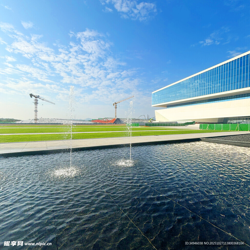 现代建筑旁的水景景观