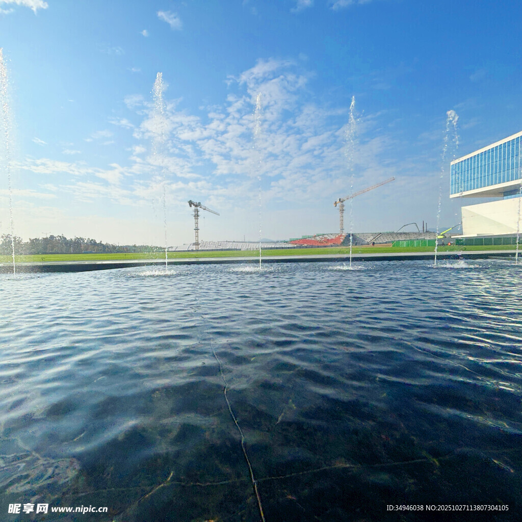 户外水域与蓝天建筑景观