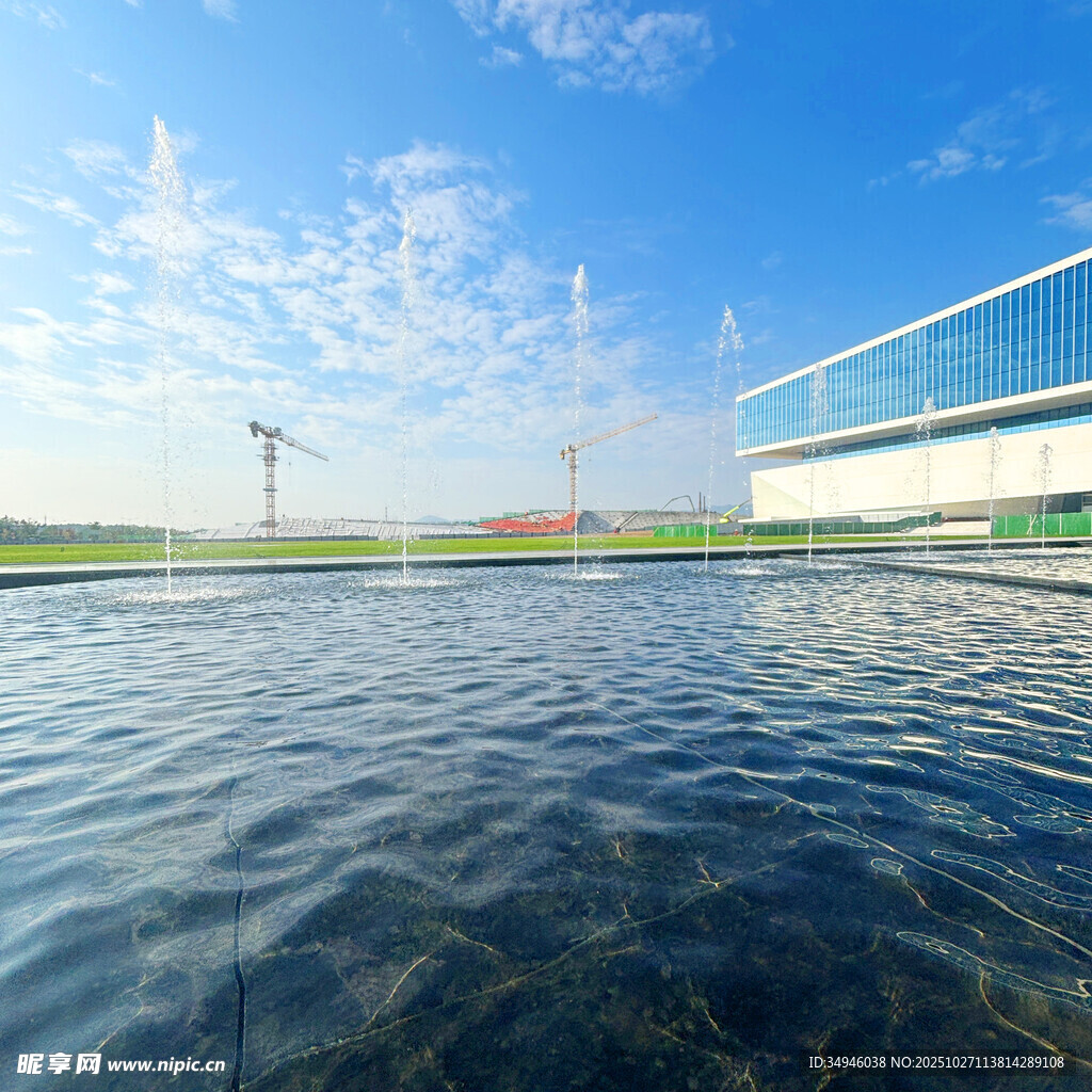 户外清澈水域与建筑景观