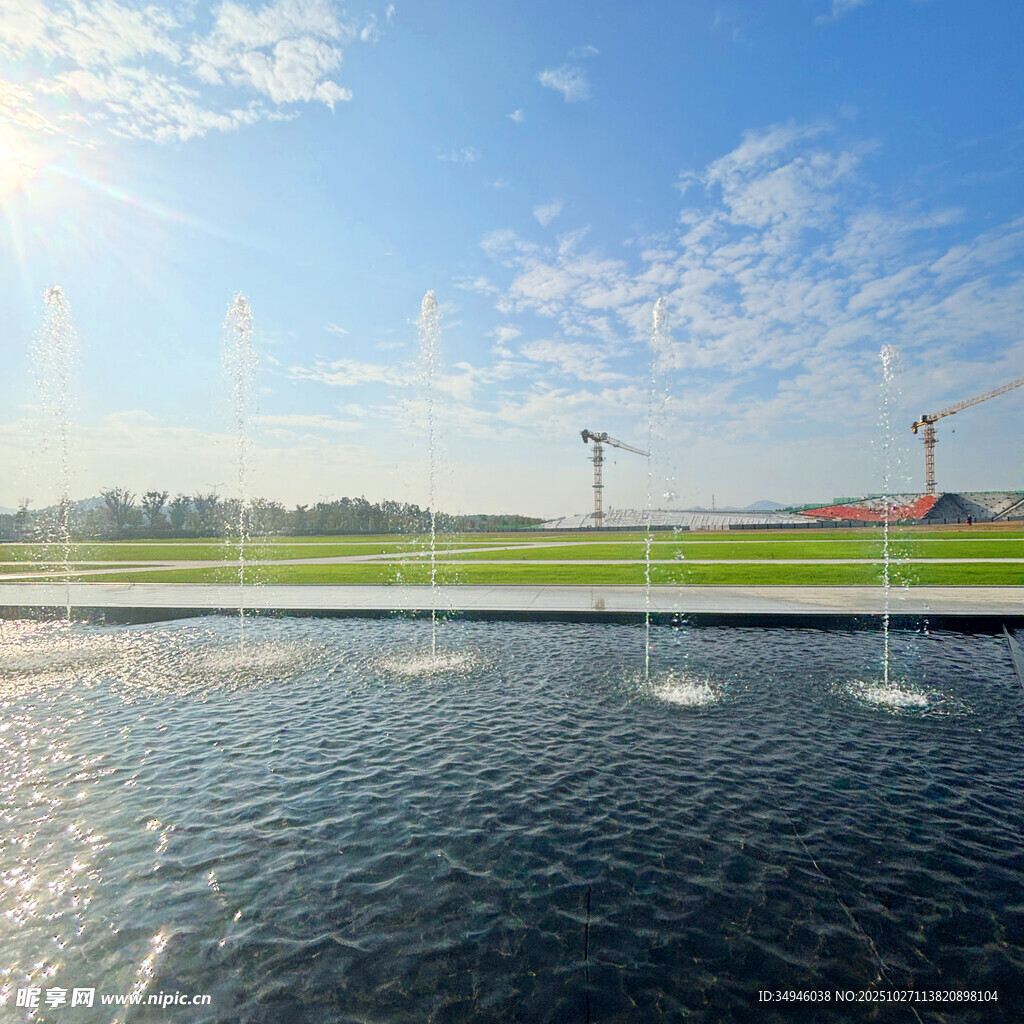 湖畔喷泉与风车的美丽景致