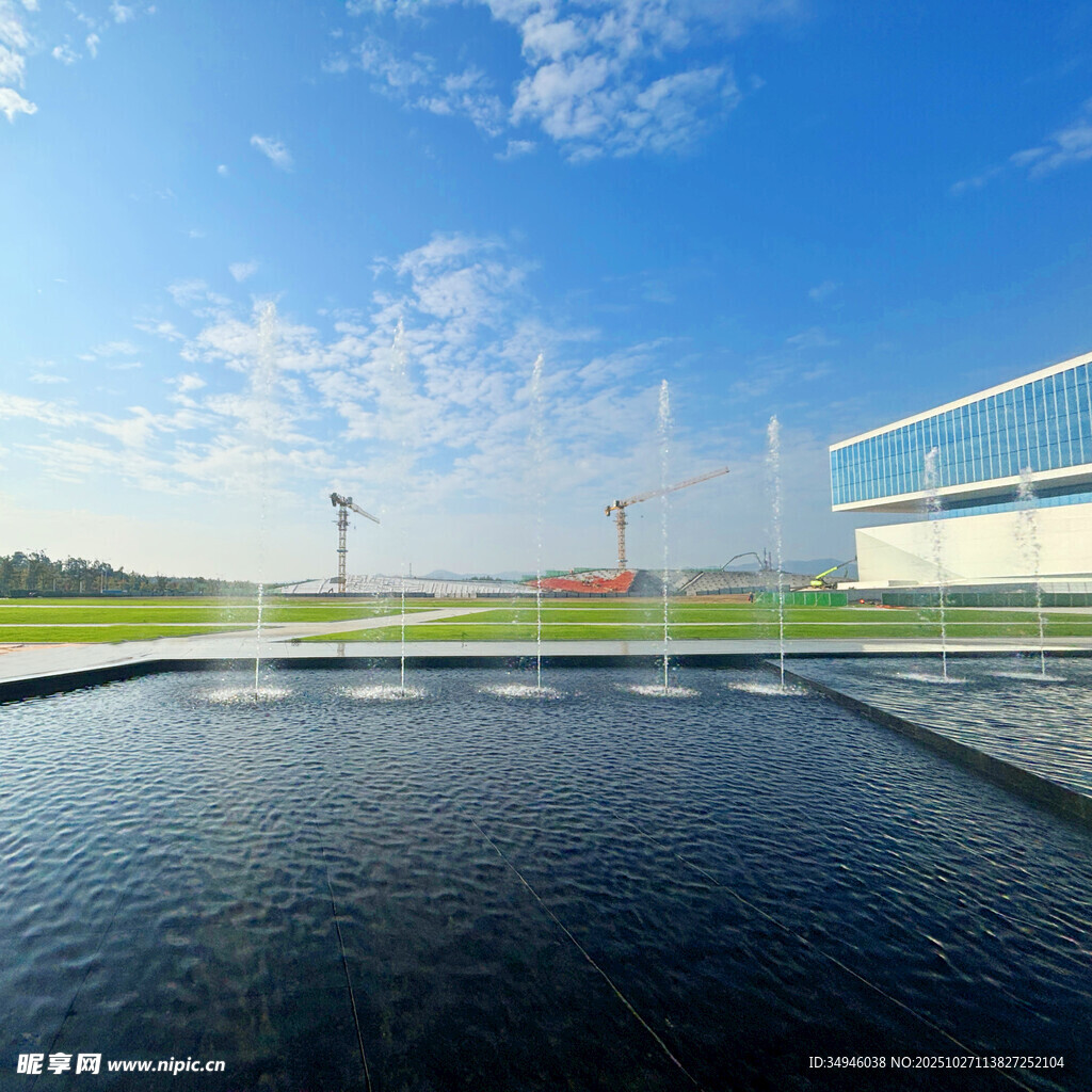 户外清澈水池与蓝天白云