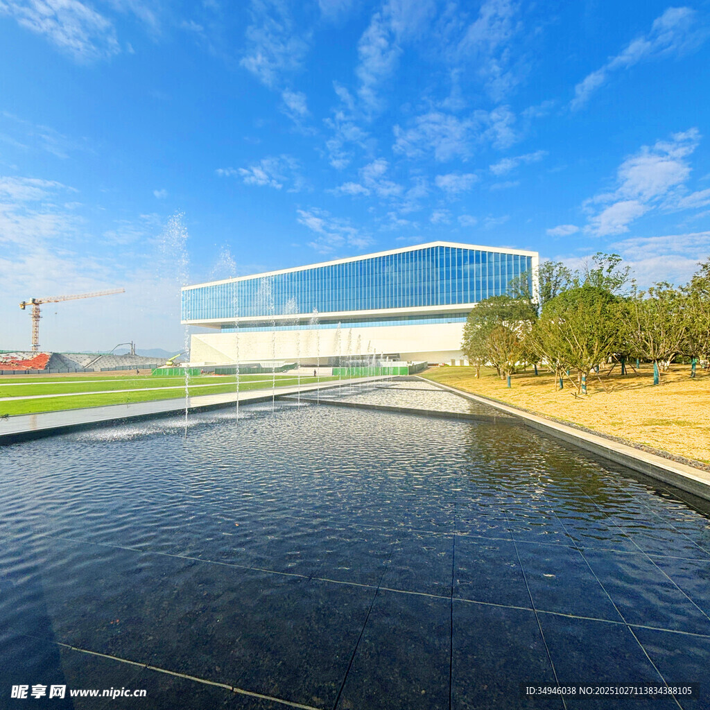 现代建筑旁的宁静水景